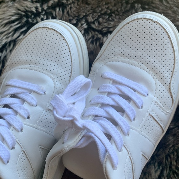 BKE Esanti Womens White Perforated Fashion Sneakers- Host Pick - Picture 9 of 11